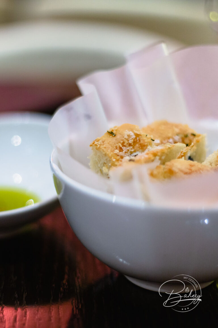 Focaccia recipe - Italian bread for dinner - Make your own focaccia bread - Instructions for focaccia recipe, the Italian bread with olives, tomatoes or peppers. Lots of olive oil and spices, and salt. Flour yeast