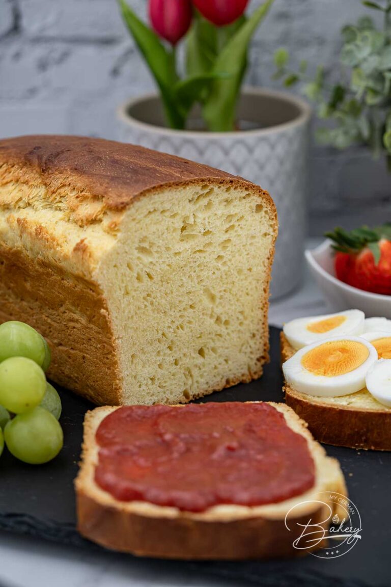 Simple sweet Brioche - bread recipe - Delicious bread quickly homemade - always succeeds - as at the bakery - freshly baked yourself - Sunday breakfast - Brioche and sweet white bread - recipe for simple sweet Brioche as bread recipe. Delicious sweet bread baked quickly. Ingredients: Flour, sugar, milk, eggs, yeast, butter