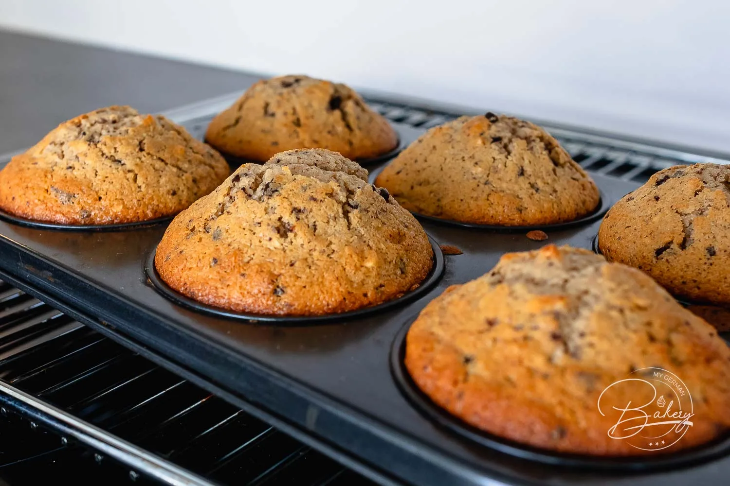 Muffin baking form pan - Espresso muffins recipe - coffee muffins baking instructions - muffins with chocolate, nuts, fruits - quick made muffins - easy baking recipe for kids and adults - Mini cake recipe for delicious coffee muffins. Muffins and cupcakes with coffee flavor, dark chocolate, nuts.