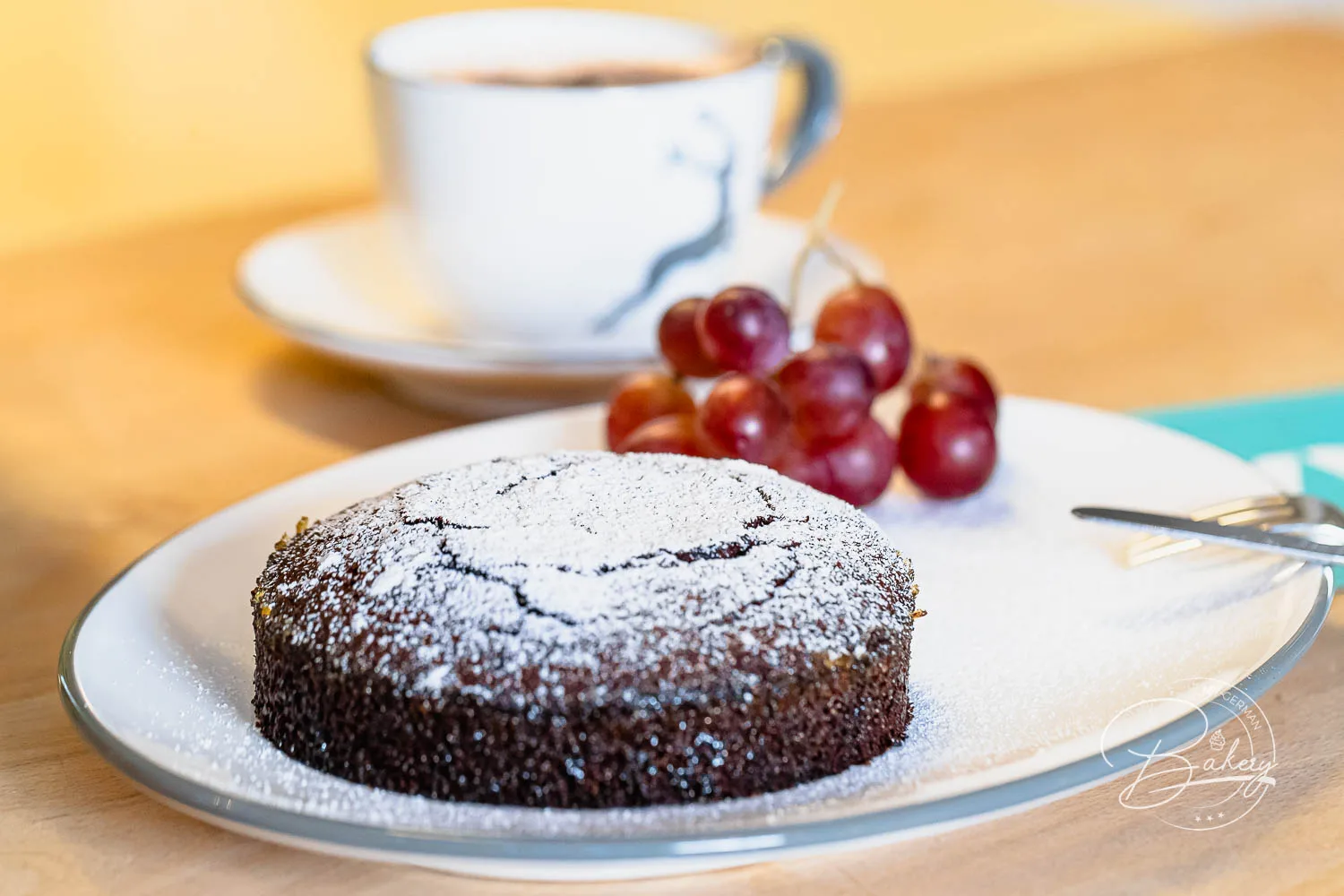 Juicy chocolate cake recipe - best delicious chocolate cake recipe - baking instructions for chocolate cake easy and fast - also for fudge, brownies, chocolate muffins.