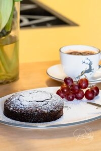 Juicy chocolate cake recipe - best delicious chocolate cake recipe - baking instructions for chocolate cake easy and fast - also for fudge, brownies, chocolate muffins.