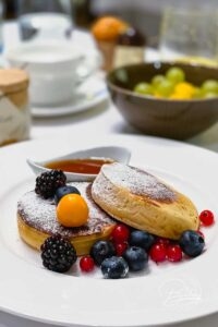 Best pancakes recipe for small round thick fluffy and delicious pancakes, mini pancakes with easy recipe with maple syrup, berries, cinnamon - make your own thick pancakes fluffy american pancakes - make your own american pancakes - fluffy pancakes - pancakes recipe - delicious soft thick pancakes