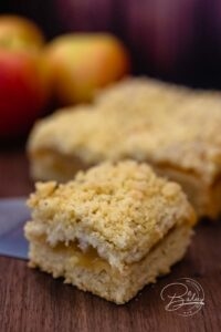 Simple apple cake with crumble recipe without yeast - apple cake and crumble cake with applesauce - without yeast very simple and fast - fresh apples - apple cake recipe without yeast with crumble - quick and easy with shortcrust pastry - Quick and easy apple cake with crumble recipe for a crumble cake with applesauce instead of apples. Fruit cake without milk and without yeast for