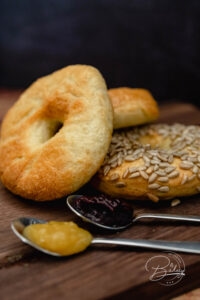 Bagel Recipe - Bagels like in the USA easy and fast homemade - Traditional New York Bagel homemade - Best bagel recipe from America, the popular fluffy bread rolls with a hole. My recipe for New York Bagel, the Cooked and Baked - homemade Bagels - simple recipe for bagels - healthy and delicious - bagel recipe simple - delicious