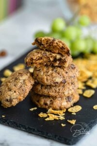 Crispy cornflakes cookies with chocolate - homemade - Recipe for quick cookies with cornflakes, chocolate and nuts - Crisp cookies and crunchy cookies - Best cornflakes cookies recipe - Delicious and crispy cornflakes cookies with soft core and crunch by cornflakes