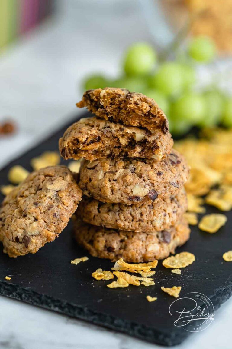 Crispy cornflakes cookies with chocolate - homemade - Recipe for quick cookies with cornflakes, chocolate and nuts - Crisp cookies and crunchy cookies - Best cornflakes cookies recipe - Delicious and crispy cornflakes cookies with soft core and crunch by cornflakes