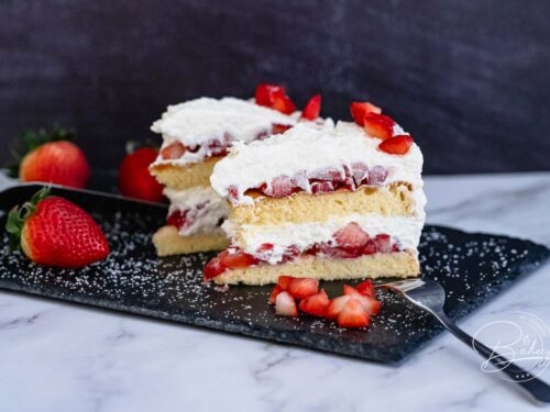 Light strawberry cream cake with sponge cake base - easy