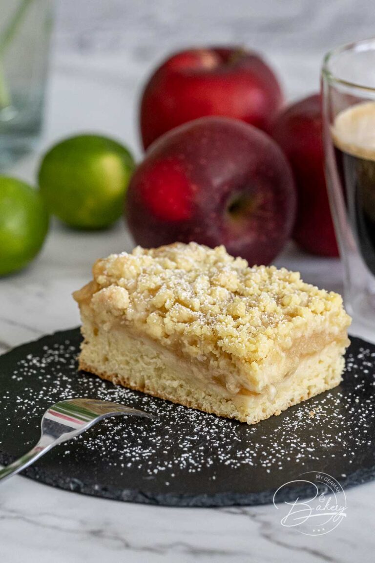 Apple crumble cake recipe - yeast cake delicious and easy - Delicious apple crumble cake recipe for yeast cake and crumble cake. Cake with butter crumbles and applesauce - quick easy instructions - delicious yeast cake - recipe sheet cake - easy cake with dry yeast.