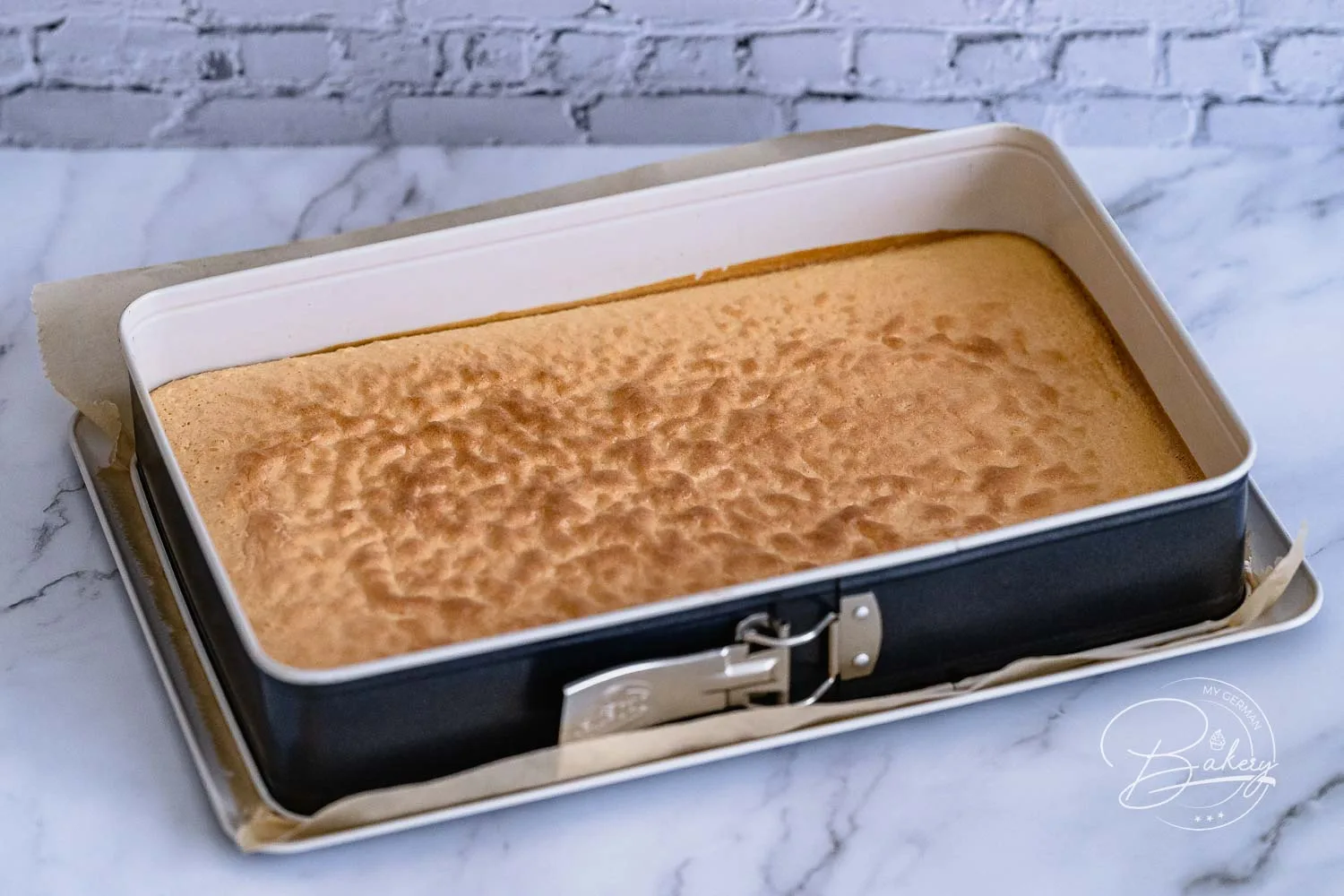 Sponge cake layer on a strawberry cake with cream and sponge cake base - fast and delicious - sheet cake with whipped cream and fresh strawberries - strawberry cake with cream and sponge cake base - fruity, creamy, simply delicious