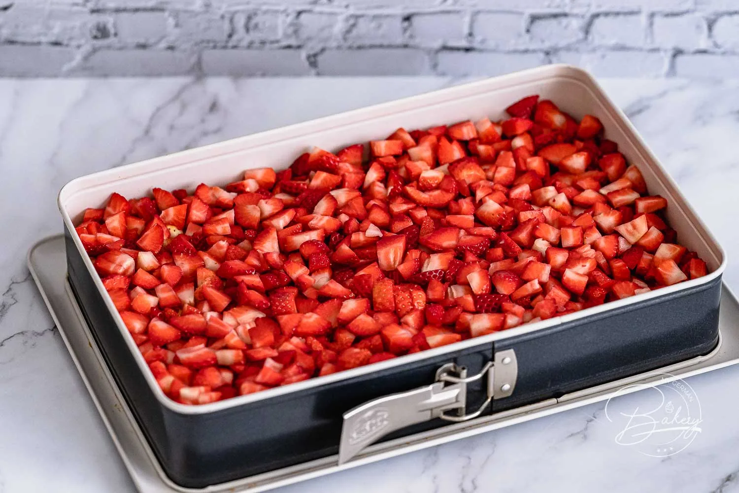 Strawberries layer on a strawberry cake with cream and sponge cake base - fast and delicious - sheet cake with whipped cream and fresh strawberries - strawberry cake with cream and sponge cake base - fruity, creamy, simply delicious