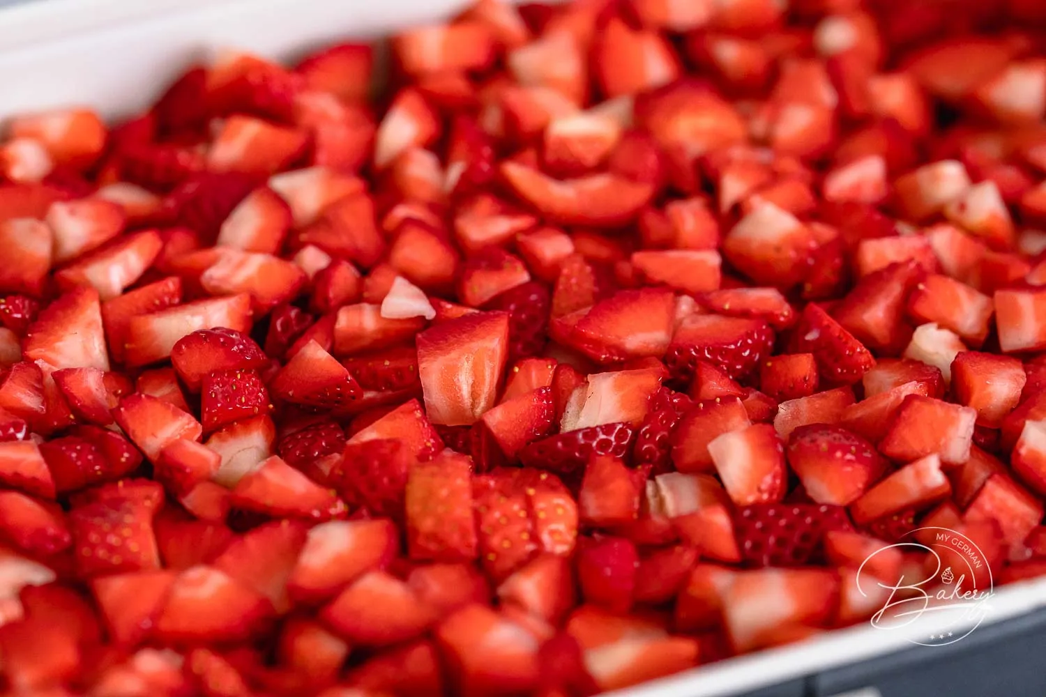 Strawberries for a strawberry cake with cream and sponge cake base - fast and delicious - sheet cake with whipped cream and fresh strawberries - strawberry cake with cream and sponge cake base - fruity, creamy, simply delicious