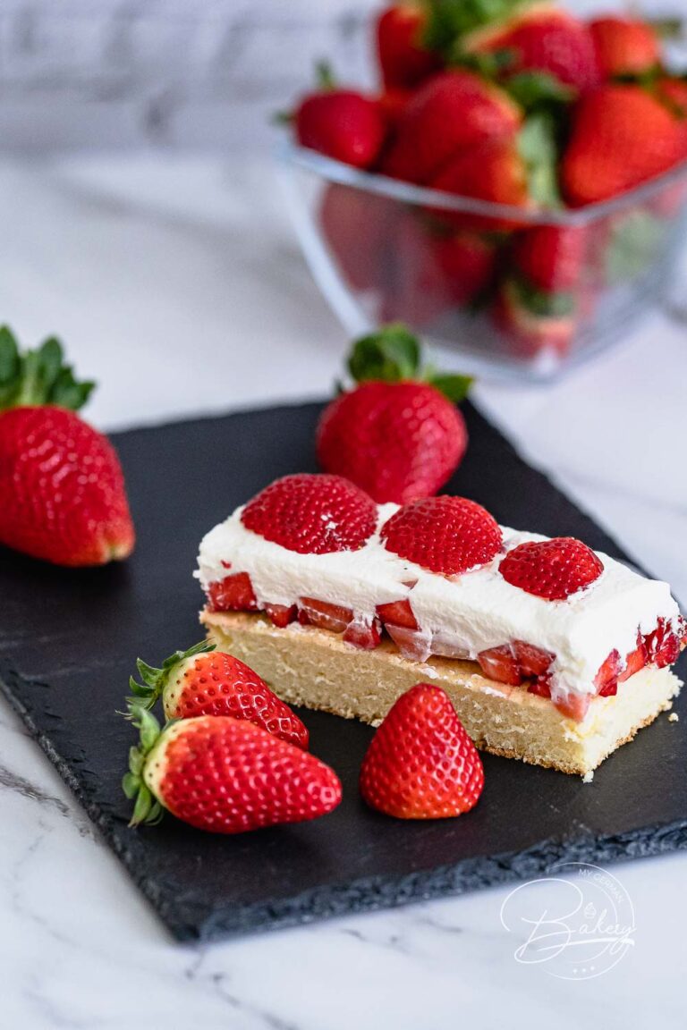 Strawberry cake with cream and sponge cake base - fast and delicious - sheet cake with whipped cream and fresh strawberries - strawberry cake with cream and sponge cake base - fruity, creamy, simply delicious