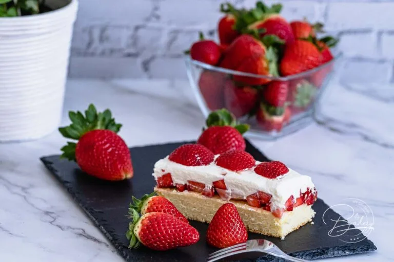 Strawberry cake with cream and sponge cake base - fast and delicious - sheet cake with whipped cream and fresh strawberries - strawberry cake with cream and sponge cake base - fruity, creamy, simply delicious