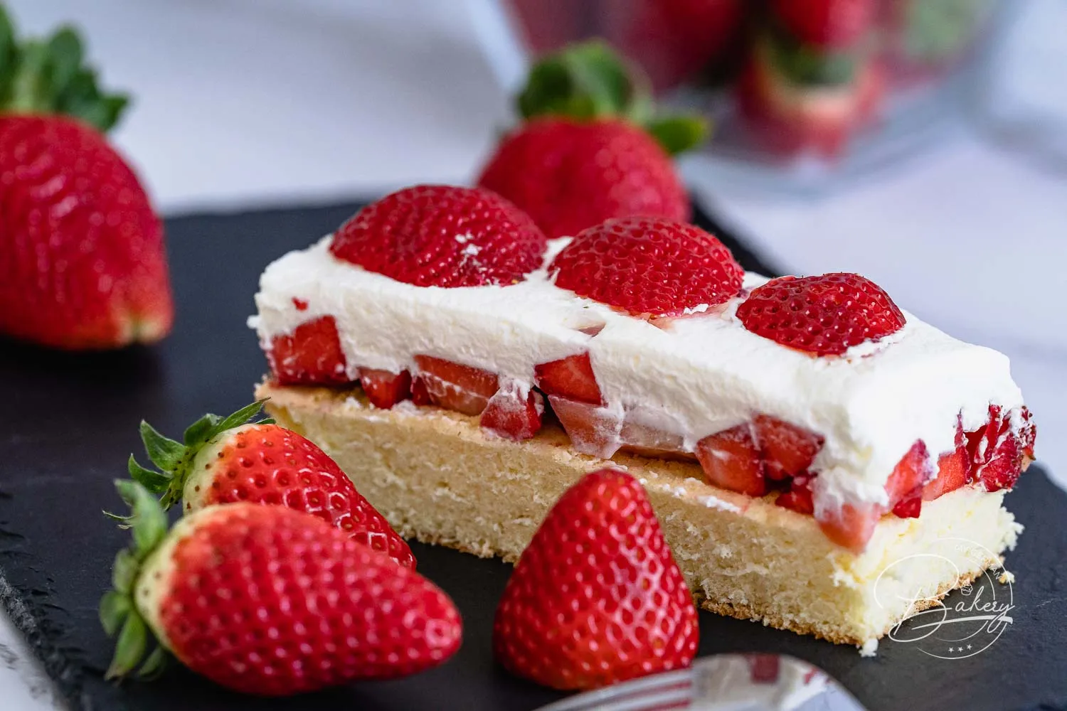 Strawberry cake with cream and sponge cake base - fast and delicious - sheet cake with whipped cream and fresh strawberries - strawberry cake with cream and sponge cake base - fruity, creamy, simply delicious