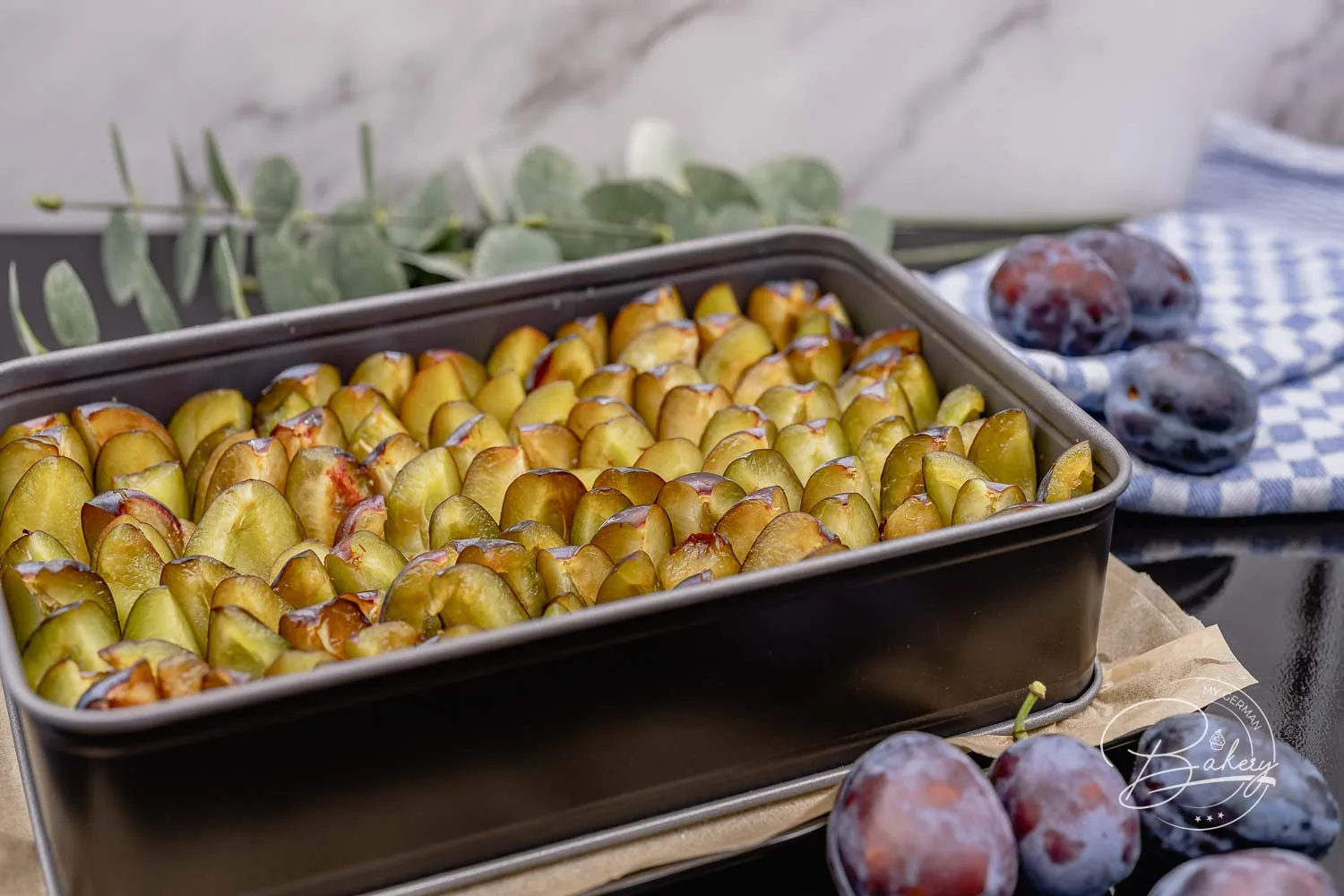 Plums layer on a plum cake recipe with crumble - Quick sheet cake - Plum crumble cake recipe - Plum cake recipe with crumble for a sheet of plum cake. Quick and easy sheet cake with plums. Juicy, soft, crunchy