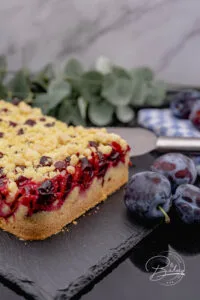 Plum cake recipe with crumble - Quick sheet cake - Plum crumble cake recipe - Plum cake recipe with crumble for a sheet of plum cake. Quick and easy sheet cake with plums. Juicy, soft, crunchy
