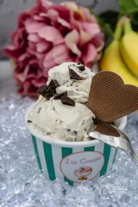 The best recipe for ripe bananas, a delicious banana split from our banana ice cream recipe. Anyone who likes ice cream in ice cream parlors will love this recipe. The delicious creamy bananas mixed with tasty chocolate chips or dark chocolate are a special combination. It is quick and easy to make.
