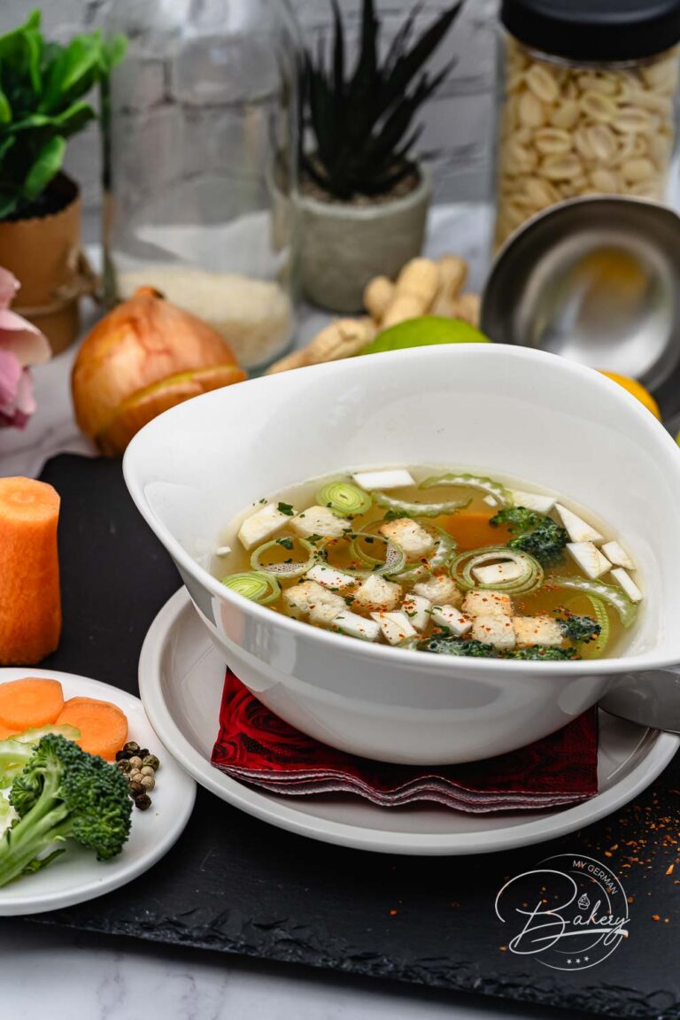 Classic chicken soup recipe - simply explained - against colds - Classic chicken soup recipe is not only the perfect remedy for colds, but also very nutritious. Grandmother's soup recipe