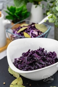 Traditional red cabbage recipe - cooking red cabbage with easy ingredients such as vinegar, margarine, sugar and bay leaves