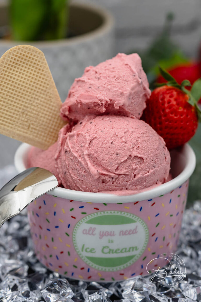 Quick and easy strawberry yogurt ice cream recipe for delicious ice cream in just a few minutes. Creamy strawberry ice cream as a frozen yogurt