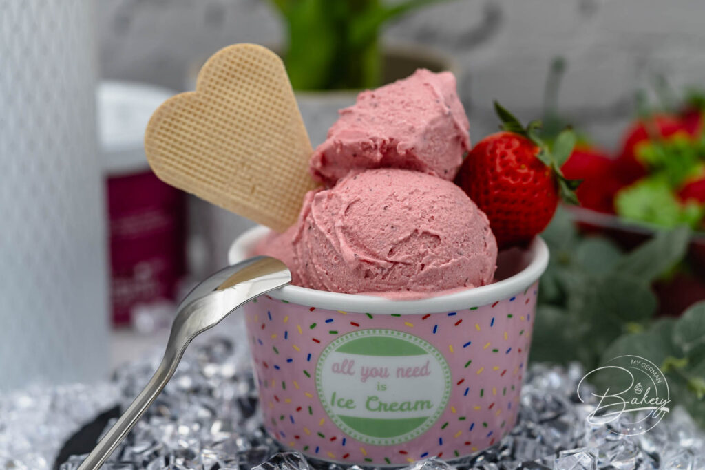 Quick and easy strawberry yogurt ice cream recipe for delicious ice cream in just a few minutes. Creamy strawberry ice cream as a frozen yogurt