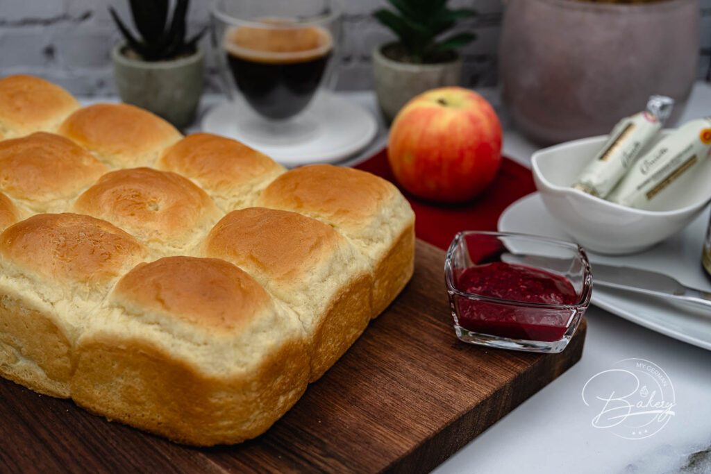 Best soft American dinner rolls recipe for fluffy brioche buns as soft bread rolls without a crust